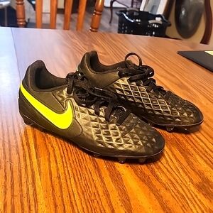 Nike Jr. Tiempo Legend 8 Club MG AT5881-070 Size 2Y